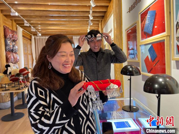 資料圖：鐘麗眉展示文創(chuàng)產(chǎn)品?！×执阂?攝