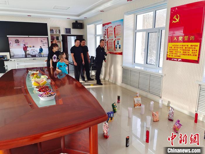 圖為恩和哈達(dá)邊境派出所民警和家屬玩套圈。　恩和哈達(dá)邊境派出所供圖