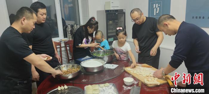圖為恩和哈達(dá)邊境派出所民警和家屬一起包餃子。　恩和哈達(dá)邊境派出所供圖